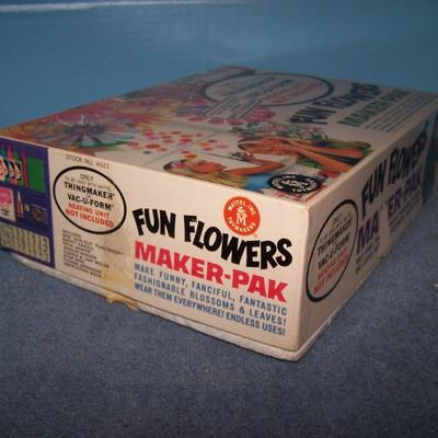 LOT 159 WONDERFUL 1966 FUN FLOWERS MAKER--MOLDS