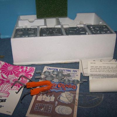 LOT 159 WONDERFUL 1966 FUN FLOWERS MAKER--MOLDS