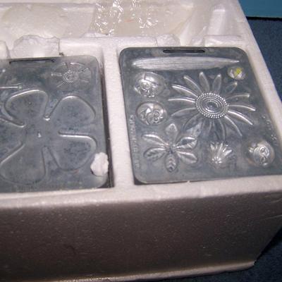 LOT 159 WONDERFUL 1966 FUN FLOWERS MAKER--MOLDS