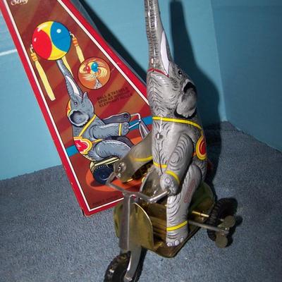 LOT 162 ADORABLE COLLECTABLE SHCYLLING TOYS DUCK & ELEPHANT