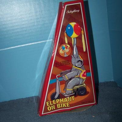 LOT 162 ADORABLE COLLECTABLE SHCYLLING TOYS DUCK & ELEPHANT