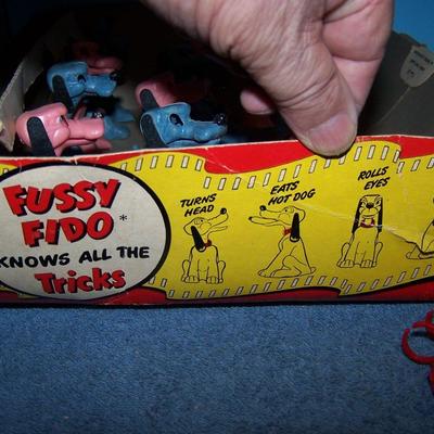 LOT 170 VINTAGE 18 FIDO/PLUTO DOG & RING MAGNETIC TOYS