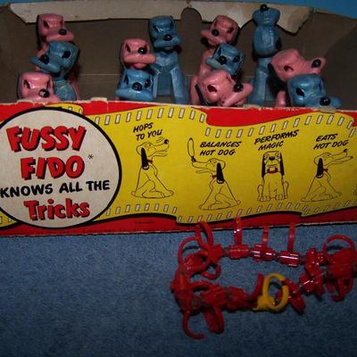 LOT 170 VINTAGE 18 FIDO/PLUTO DOG & RING MAGNETIC TOYS
