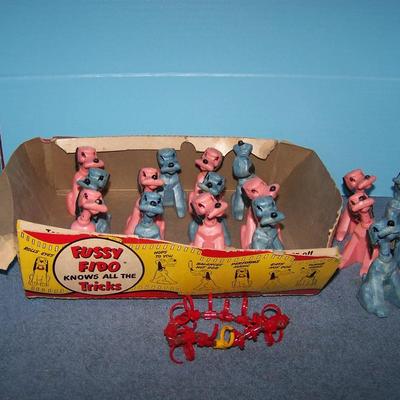 LOT 170 VINTAGE 18 FIDO/PLUTO DOG & RING MAGNETIC TOYS