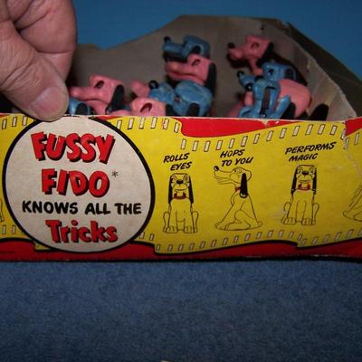 LOT 170 VINTAGE 18 FIDO/PLUTO DOG & RING MAGNETIC TOYS