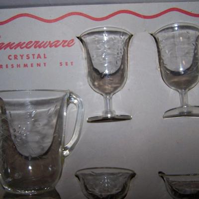 LOT 172 FABULOUS KIDS' BANNERWARES REFRESHMENT SET in BOX