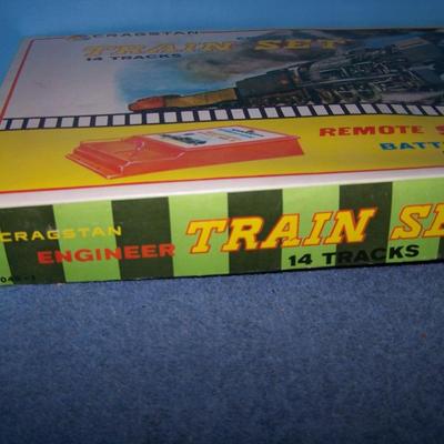 LOT 173 WONDERFUL VINTAGE CRAGSTON TIN LITHO TRAIN SET in BOX