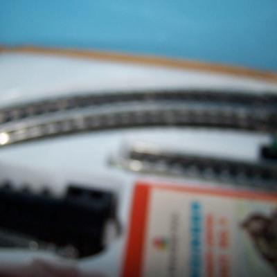 LOT 173 WONDERFUL VINTAGE CRAGSTON TIN LITHO TRAIN SET in BOX