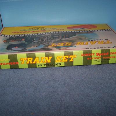 LOT 173 WONDERFUL VINTAGE CRAGSTON TIN LITHO TRAIN SET in BOX