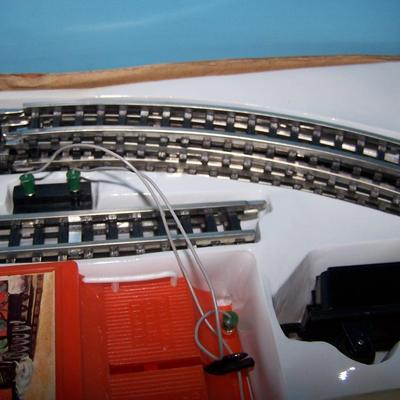 LOT 173 WONDERFUL VINTAGE CRAGSTON TIN LITHO TRAIN SET in BOX
