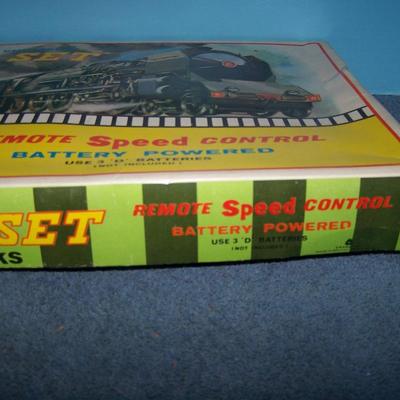 LOT 173 WONDERFUL VINTAGE CRAGSTON TIN LITHO TRAIN SET in BOX