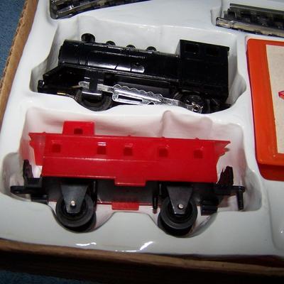 LOT 173 WONDERFUL VINTAGE CRAGSTON TIN LITHO TRAIN SET in BOX