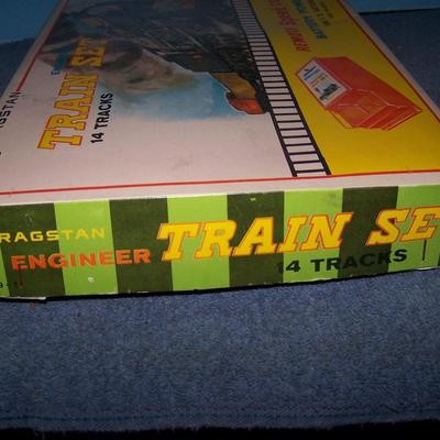 LOT 173 WONDERFUL VINTAGE CRAGSTON TIN LITHO TRAIN SET in BOX