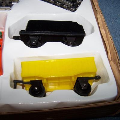 LOT 173 WONDERFUL VINTAGE CRAGSTON TIN LITHO TRAIN SET in BOX