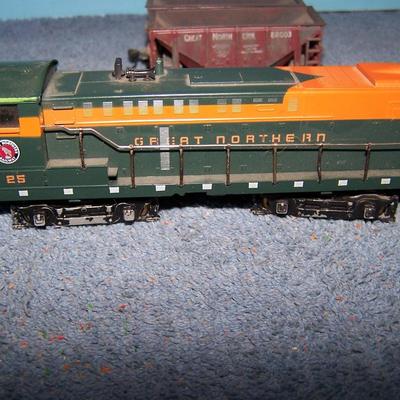 LOT 183 GREAT COLLECTABLE HO TRAIN--LOCOMOTIVE ORE CARS KADEE COUPLERS