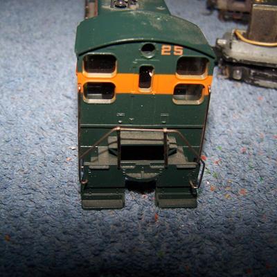 LOT 183 GREAT COLLECTABLE HO TRAIN--LOCOMOTIVE ORE CARS KADEE COUPLERS