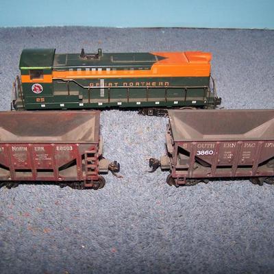LOT 183 GREAT COLLECTABLE HO TRAIN--LOCOMOTIVE ORE CARS KADEE COUPLERS
