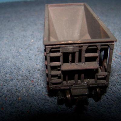LOT 183 GREAT COLLECTABLE HO TRAIN--LOCOMOTIVE ORE CARS KADEE COUPLERS