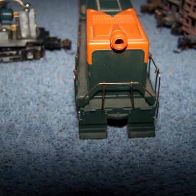LOT 183 GREAT COLLECTABLE HO TRAIN--LOCOMOTIVE ORE CARS KADEE COUPLERS