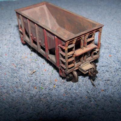 LOT 183 GREAT COLLECTABLE HO TRAIN--LOCOMOTIVE ORE CARS KADEE COUPLERS