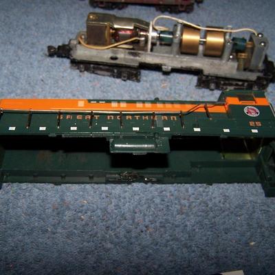LOT 183 GREAT COLLECTABLE HO TRAIN--LOCOMOTIVE ORE CARS KADEE COUPLERS