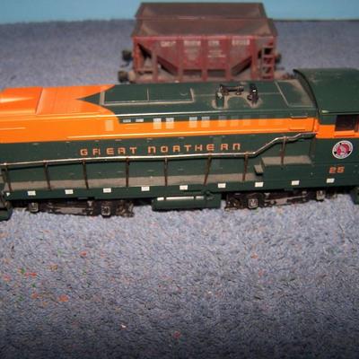LOT 183 GREAT COLLECTABLE HO TRAIN--LOCOMOTIVE ORE CARS KADEE COUPLERS