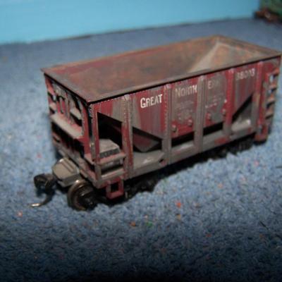LOT 183 GREAT COLLECTABLE HO TRAIN--LOCOMOTIVE ORE CARS KADEE COUPLERS