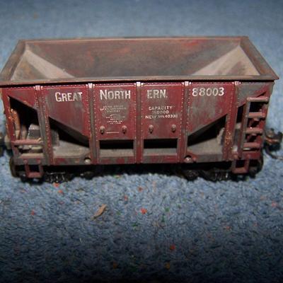 LOT 183 GREAT COLLECTABLE HO TRAIN--LOCOMOTIVE ORE CARS KADEE COUPLERS