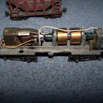 LOT 183 GREAT COLLECTABLE HO TRAIN--LOCOMOTIVE ORE CARS KADEE COUPLERS
