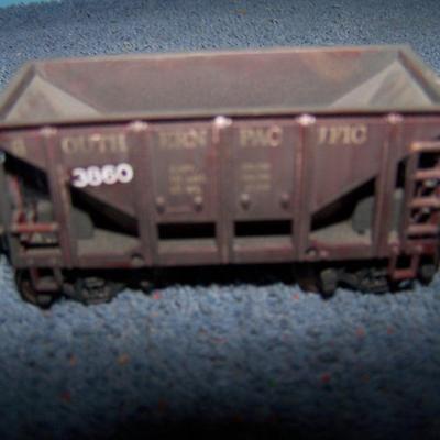 LOT 183 GREAT COLLECTABLE HO TRAIN--LOCOMOTIVE ORE CARS KADEE COUPLERS