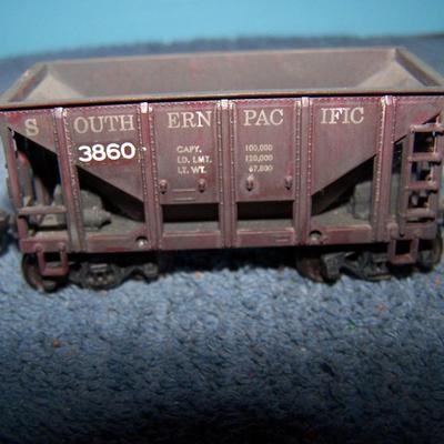 LOT 183 GREAT COLLECTABLE HO TRAIN--LOCOMOTIVE ORE CARS KADEE COUPLERS