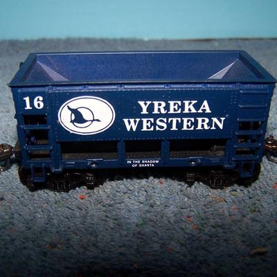 LOT 184 COLLECTABLE HO TRAIN--ORE CARS KADEE COUPLERS--YREKA/GREAT NORTHERN/SOUTHERN