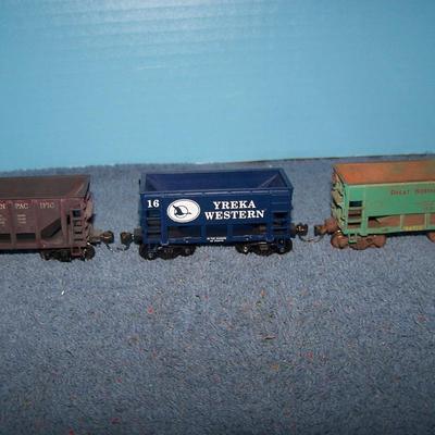 LOT 184 COLLECTABLE HO TRAIN--ORE CARS KADEE COUPLERS--YREKA/GREAT NORTHERN/SOUTHERN