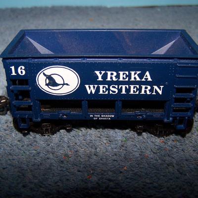 LOT 184 COLLECTABLE HO TRAIN--ORE CARS KADEE COUPLERS--YREKA/GREAT NORTHERN/SOUTHERN