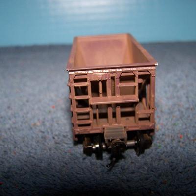 LOT 185 COLLECTABLE HO TRAIN--ORE CARS KADEE COUPLERS--2 GREAT NORTHERN/SOUTHERN PACIFIC