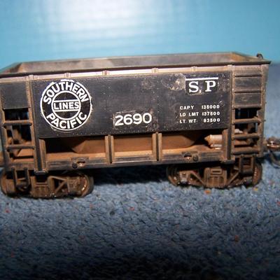 LOT 185 COLLECTABLE HO TRAIN--ORE CARS KADEE COUPLERS--2 GREAT NORTHERN/SOUTHERN PACIFIC