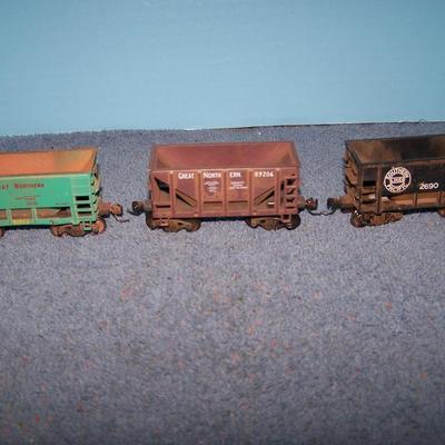 LOT 185 COLLECTABLE HO TRAIN--ORE CARS KADEE COUPLERS--2 GREAT NORTHERN/SOUTHERN PACIFIC