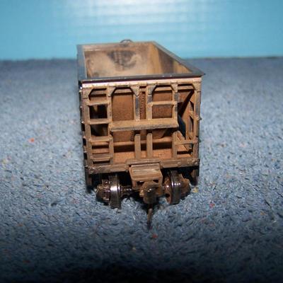 LOT 185 COLLECTABLE HO TRAIN--ORE CARS KADEE COUPLERS--2 GREAT NORTHERN/SOUTHERN PACIFIC