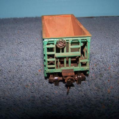 LOT 185 COLLECTABLE HO TRAIN--ORE CARS KADEE COUPLERS--2 GREAT NORTHERN/SOUTHERN PACIFIC