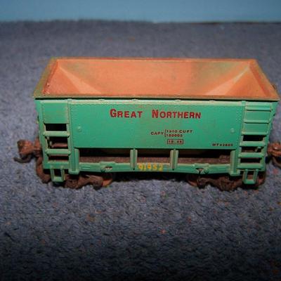 LOT 185 COLLECTABLE HO TRAIN--ORE CARS KADEE COUPLERS--2 GREAT NORTHERN/SOUTHERN PACIFIC