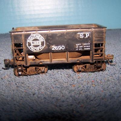 LOT 185 COLLECTABLE HO TRAIN--ORE CARS KADEE COUPLERS--2 GREAT NORTHERN/SOUTHERN PACIFIC