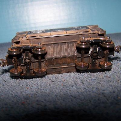 LOT 185 COLLECTABLE HO TRAIN--ORE CARS KADEE COUPLERS--2 GREAT NORTHERN/SOUTHERN PACIFIC