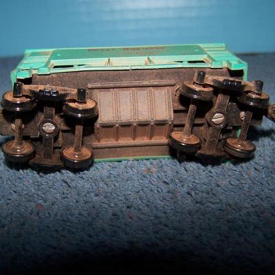 LOT 185 COLLECTABLE HO TRAIN--ORE CARS KADEE COUPLERS--2 GREAT NORTHERN/SOUTHERN PACIFIC
