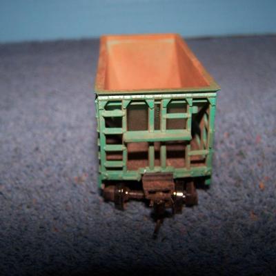LOT 185 COLLECTABLE HO TRAIN--ORE CARS KADEE COUPLERS--2 GREAT NORTHERN/SOUTHERN PACIFIC