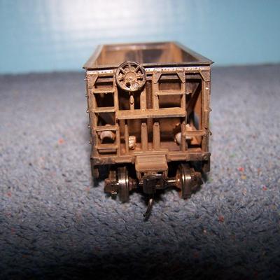 LOT 185 COLLECTABLE HO TRAIN--ORE CARS KADEE COUPLERS--2 GREAT NORTHERN/SOUTHERN PACIFIC