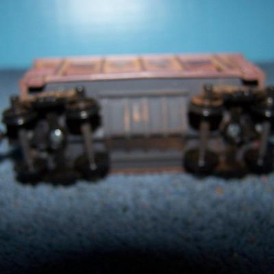 LOT 185 COLLECTABLE HO TRAIN--ORE CARS KADEE COUPLERS--2 GREAT NORTHERN/SOUTHERN PACIFIC