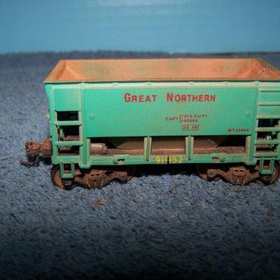 LOT 185 COLLECTABLE HO TRAIN--ORE CARS KADEE COUPLERS--2 GREAT NORTHERN/SOUTHERN PACIFIC