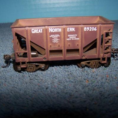 LOT 185 COLLECTABLE HO TRAIN--ORE CARS KADEE COUPLERS--2 GREAT NORTHERN/SOUTHERN PACIFIC