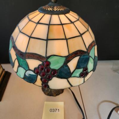 Stained glass Grapes Table lamp 15"hx 12" dia