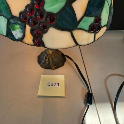 Stained glass Grapes Table lamp 15"hx 12" dia